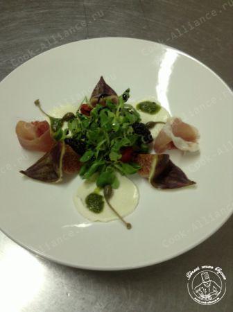Легкий салат с живой мацареллой,инжиром и листочками салата корн